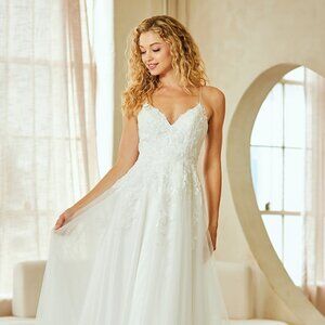 New Sleeveless Off White Wedding Gown w/ Floral Applique & Lace Up Back AC 9079